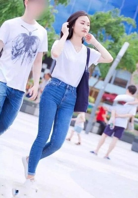 街拍:美女穿着紧身牛仔裤,“笔芯腿”真的很迷人