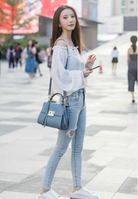 街拍:美女修身风格牛仔裤装扮,混搭个性又耐看