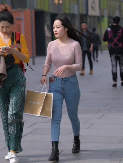 浅粉针织衫搭配修身牛仔裤,展现出青春的柔美气质