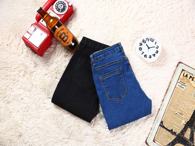 牛仔裤的平铺挂拍技巧与实用指南