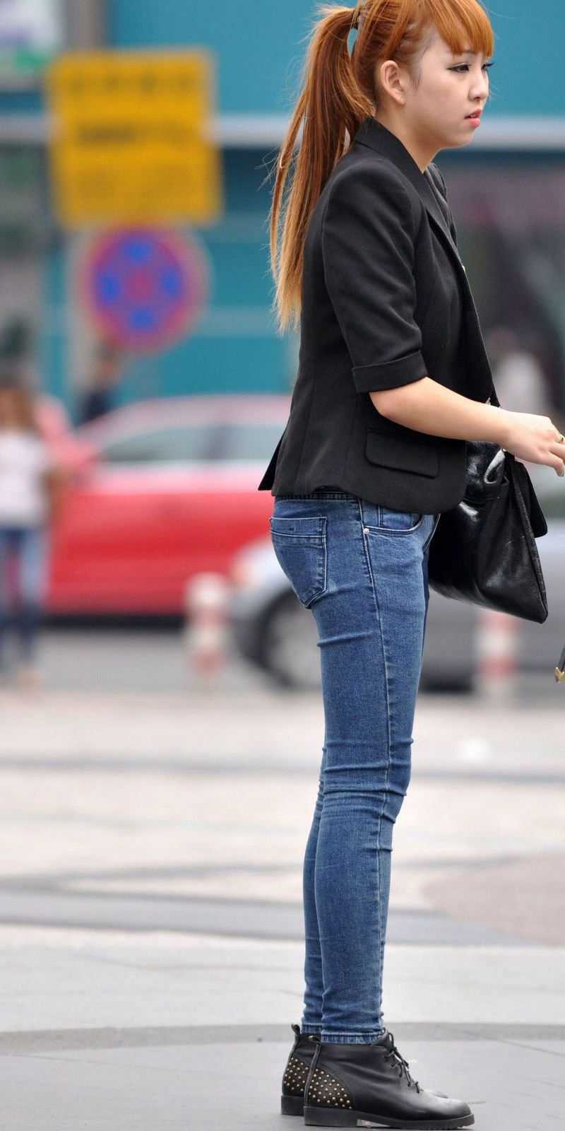 紧身牛仔裤与黑色西装的时尚碰撞 街拍美女诠释简约优雅风